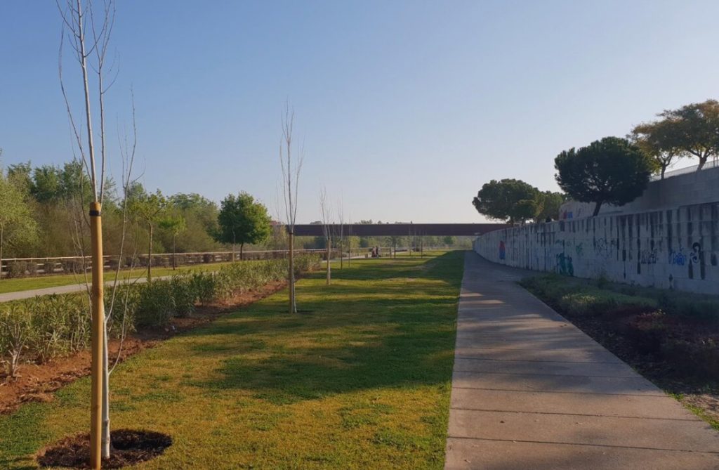 La Policía Local de Córdoba precintó la pasarela del paseo inferior de Miraflores debido a la crecida del río Guadalquivir.