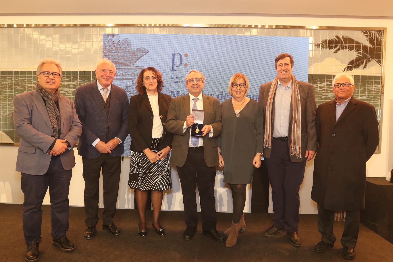 La Universidad recibe la Medalla de Honor del Periodista, concedida por la Asociación de la Prensa de Málaga.