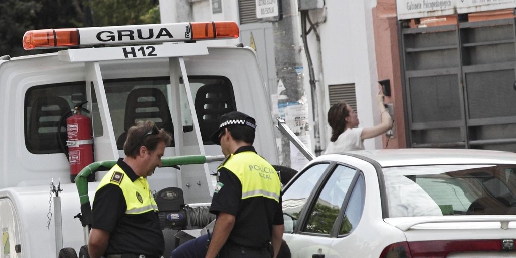La grúa municipal está en huelga desde el Domingo de Ramos en Sevilla.