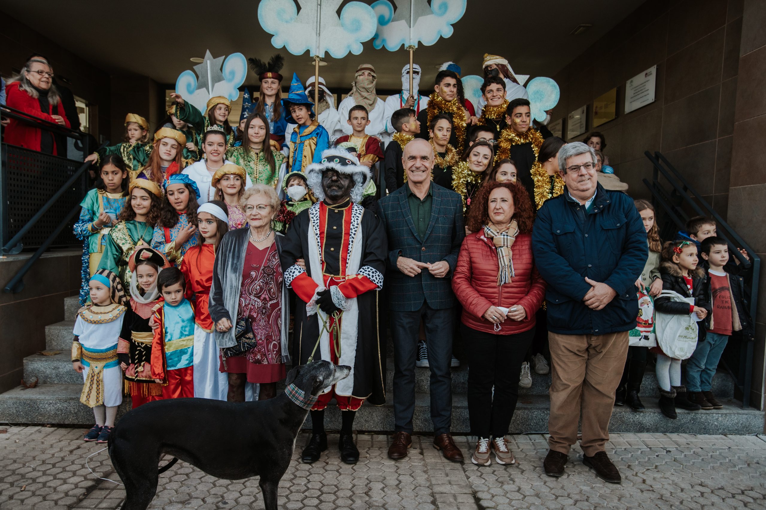 Las 'Noches de las zambombas en Sevilla' y los cisnes reales centran la programación cultural más tradicional del Ayuntamiento en los barrios en estas fechas.