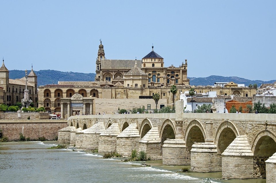 Las asombrosas leyendas detrás del misterioso Puente Romano de Écija que te sorprenderán
