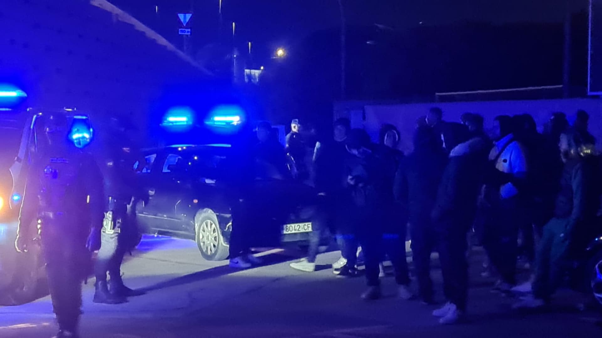 Los jugadores del Valencia son recibidos con gritos de "mercenarios".