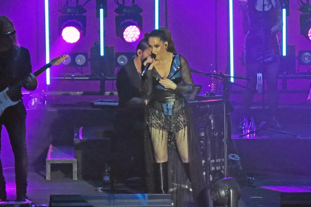 Malú interrumpe su concierto en Sevilla durante media hora a causa de un accidente sufrido por una chica del público: "Lo que está pasando no está bien.