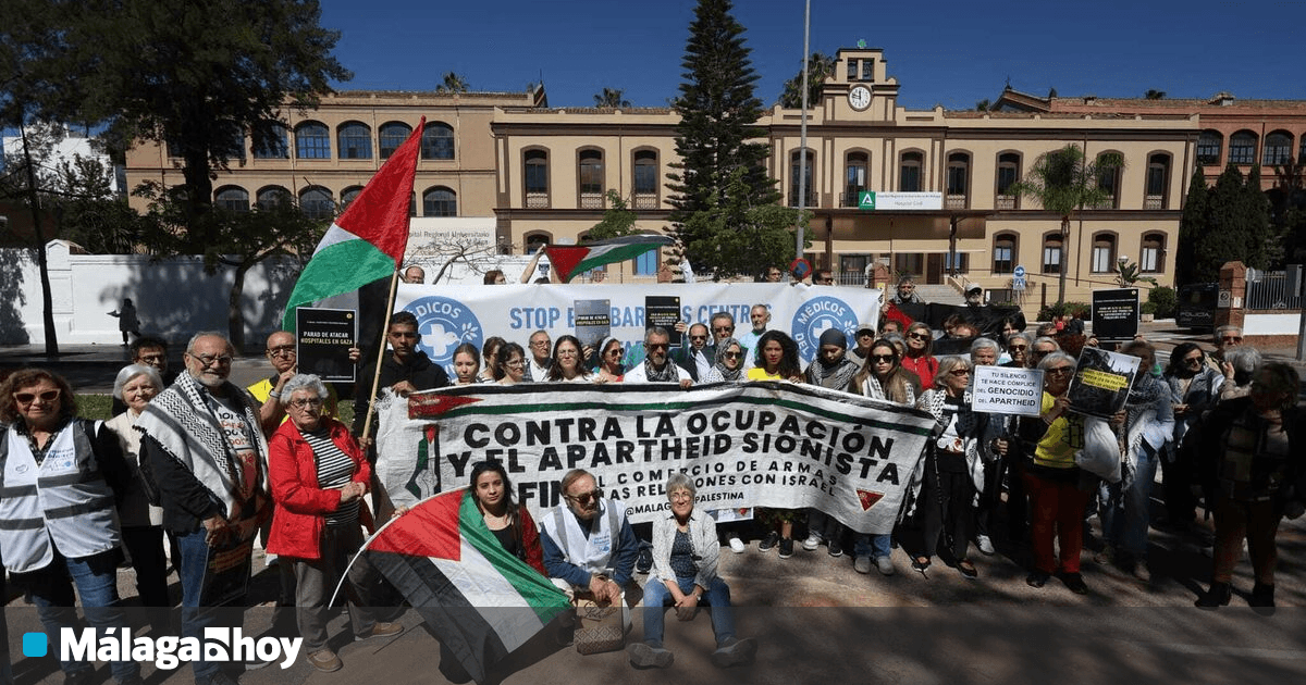 Manifestación frente al Hospital Civil de Málaga para exigir el fin de los ataques a los hospitales de Gaza