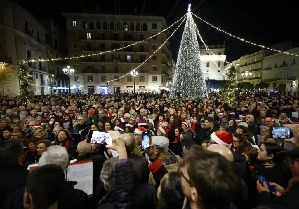 Más de 20 coros llenan la Plaza de la Virgen de Valencia cantando villancicos