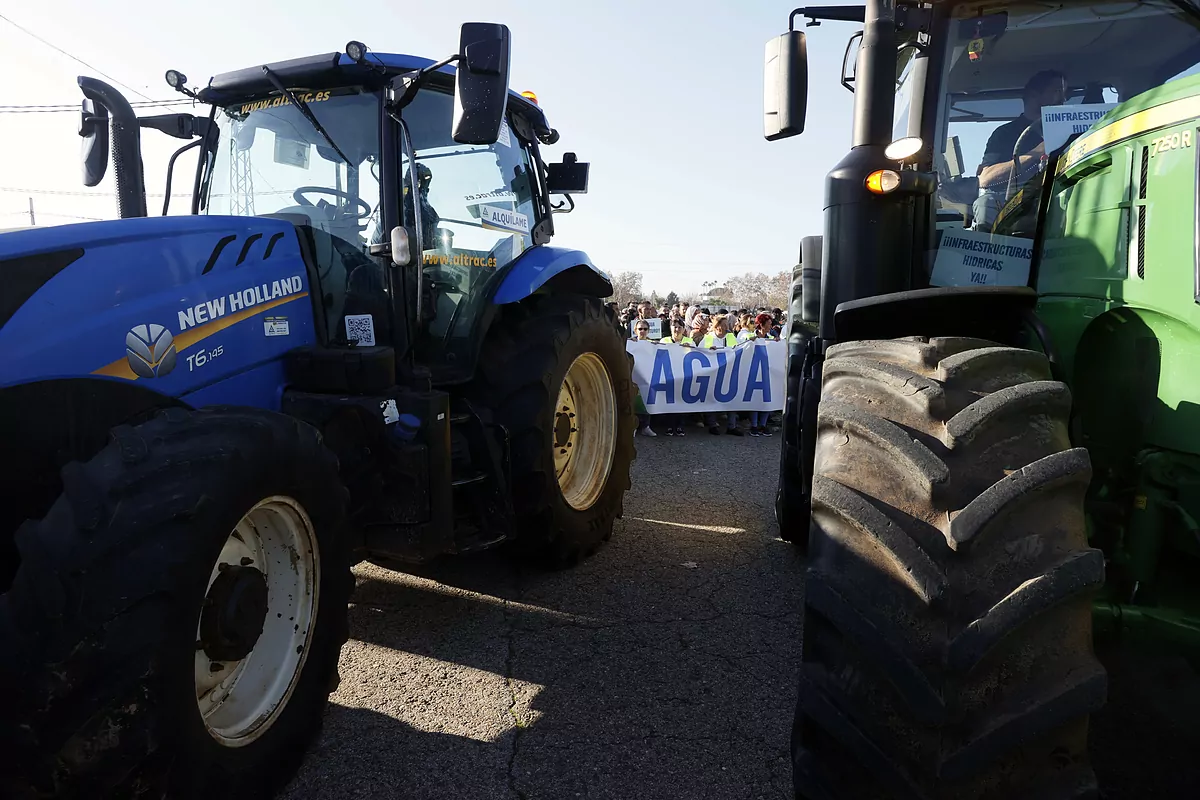Miles de agricultores onubenses se manifiestan en Sevilla para exigir las infraestructuras hidráulicas prometidas