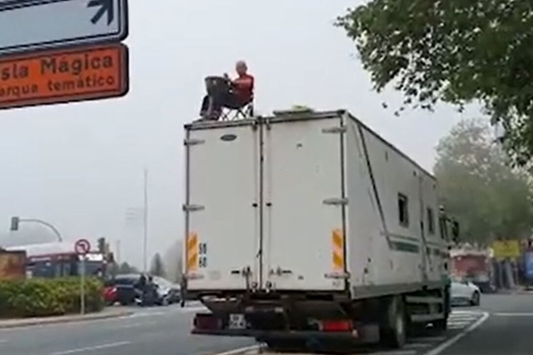 Niegan que un camionero estacionó en la zona de exclusión y que se subió al tráiler para tocar los timbales
