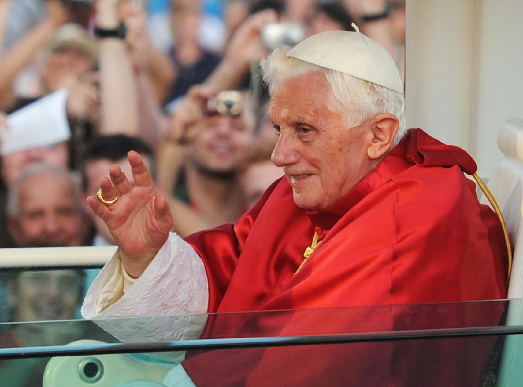 Pedro Sánchez lamenta el fallecimiento de Benedicto XVI, "un gran teólogo dedicado...