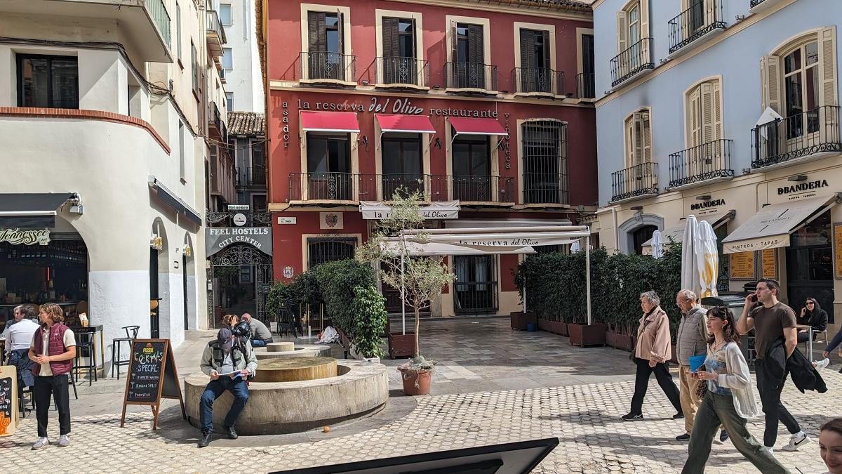 RESTAURANTE EN MÁLAGA : Una cadena nacional de restaurantes prepara su apertura en el local que antes ocupaba La Reserva del Olivo.