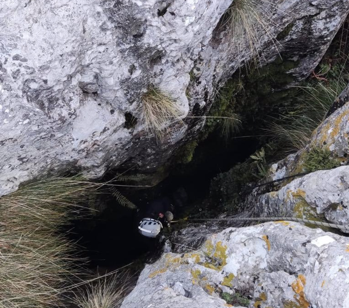 Rescate de un perro que cayó por una grieta de 30 metros de profundidad en Santander