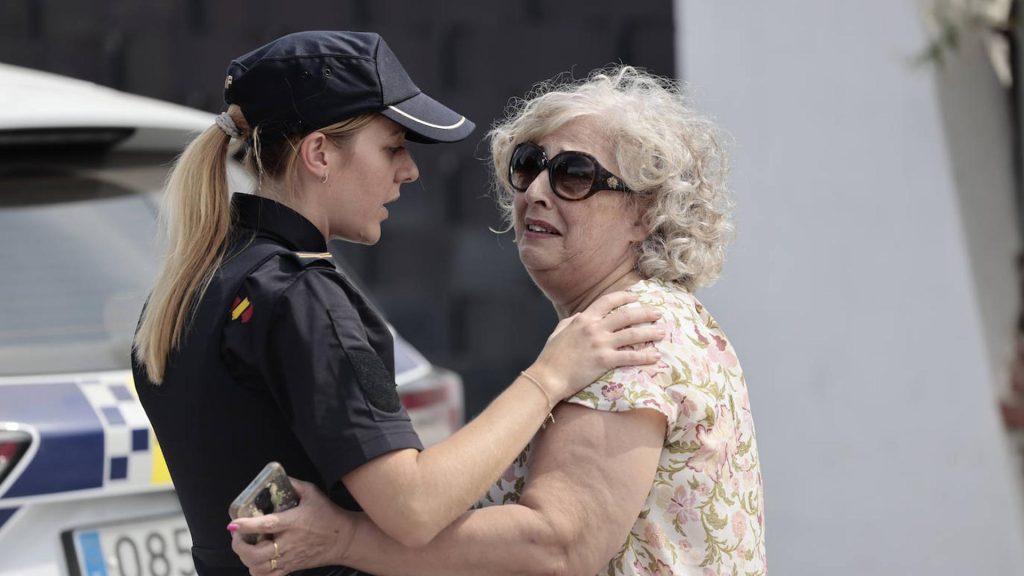Sucesos en Alzira (Valencia) | Un policía jubilado mata a su mujer y se suicida tras atrincherarse en su casa de Alzira.