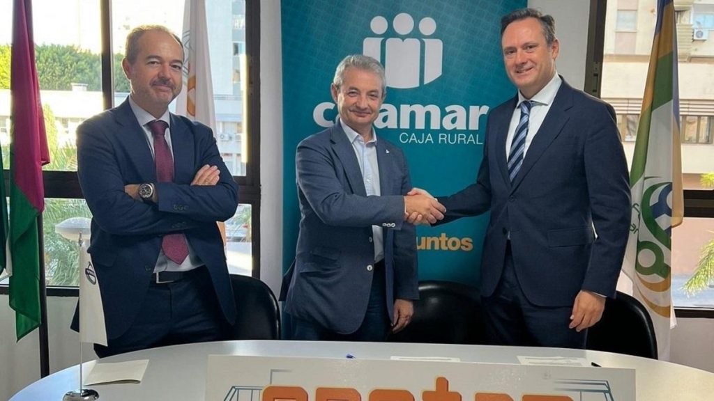 TRANSPORTE MÁLAGA | La Asociación de Empresarios de Autobuses de Málaga y Cajamar firman un convenio para facilitar la inversión en una flota e instalaciones sostenibles.