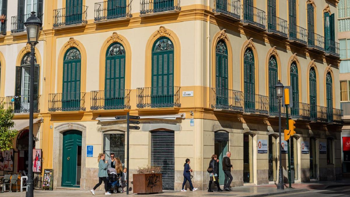 TURISMO MÁLAGA : Un grupo de inversores de Bahrein compra un edificio de apartamentos turísticos en la Plaza de la Merced.