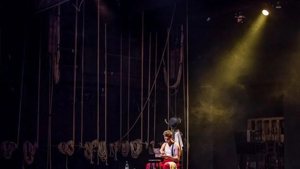Teatro en Valencia: las técnicas aéreas de Zenith y la historia de Rámper, dos propuestas de Contorsions en La MUTANT