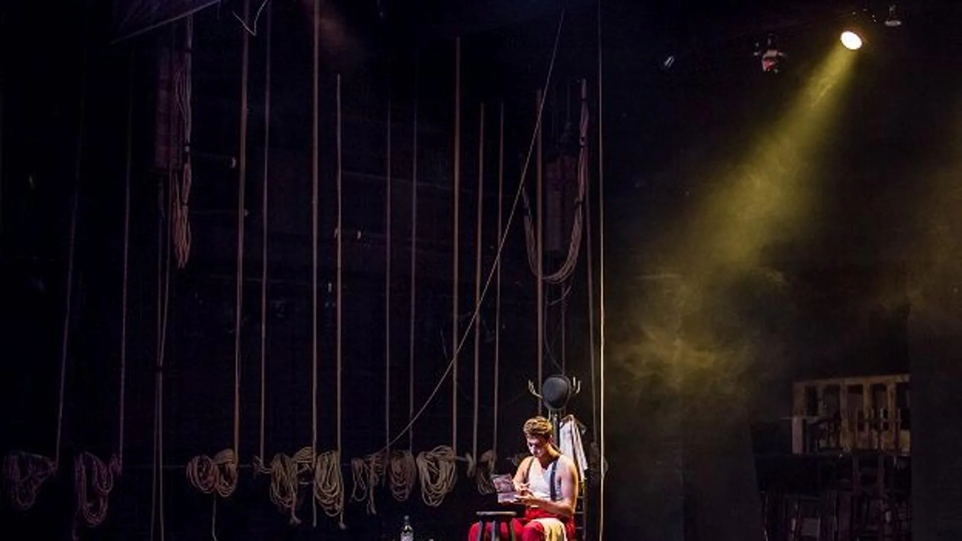 Teatro en Valencia: las técnicas aéreas de Zenith y la historia de Rámper, dos propuestas de Contorsions en La MUTANT