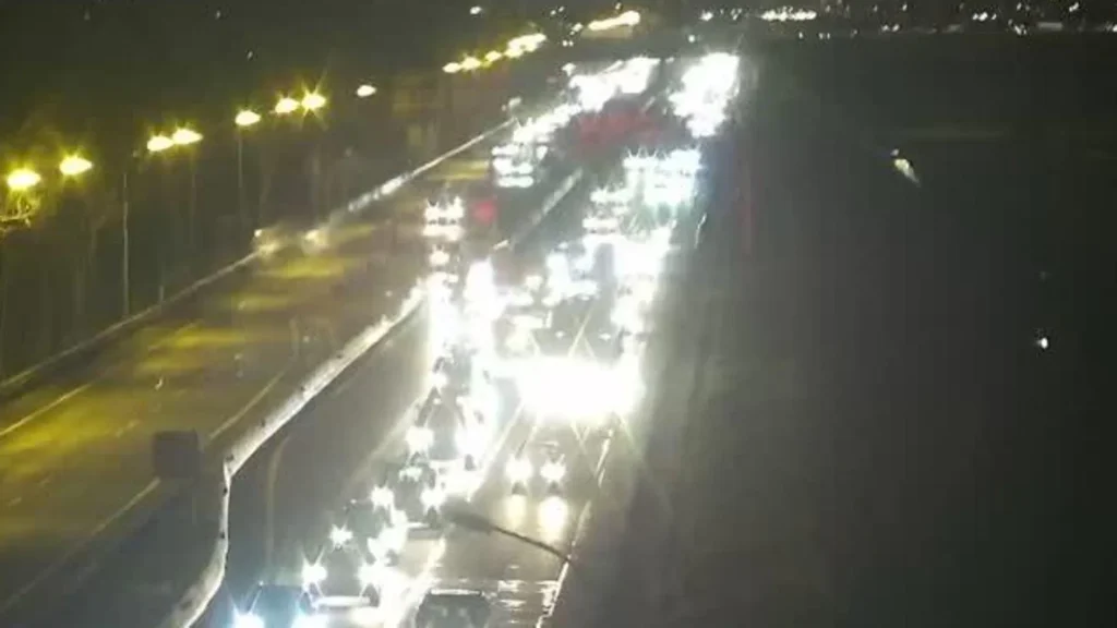 Tráfico: atascos en Valencia : La vuelta del puente deja atascos en varias calles de Valencia