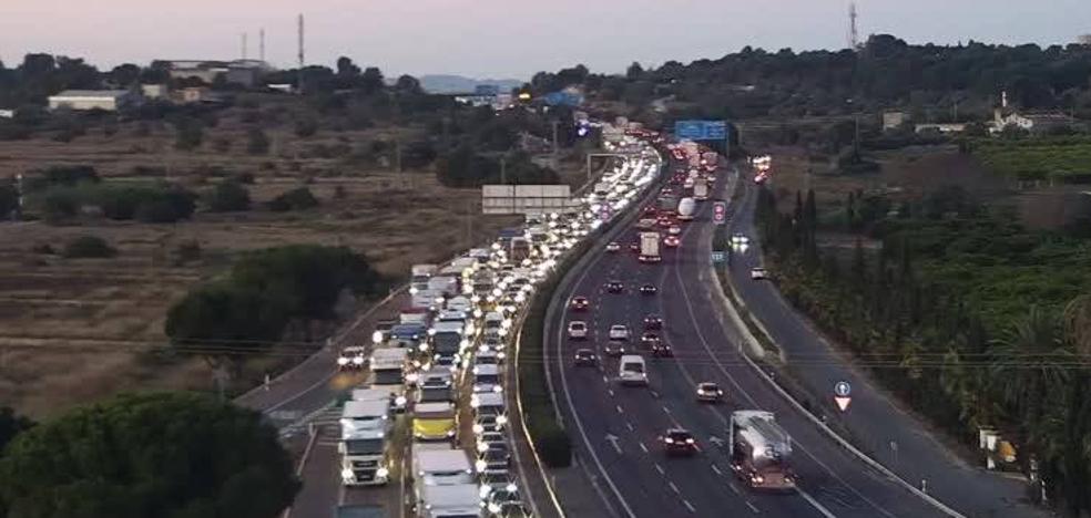 Tráfico y atascos en Valencia: dos accidentes provocan largas colas en la A-7 en Sagunto y en la Pista de Silla en Sedaví.