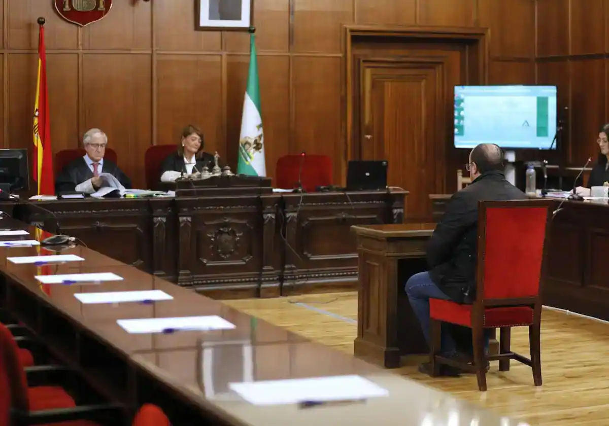 Un forense confirma la "desnutrición severa" de la anciana que dejó morir a su hijo en Sevilla Este.
