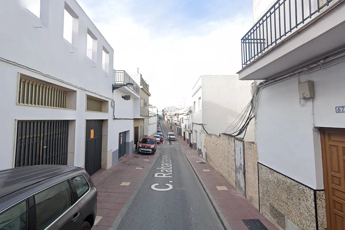 Un hombre de 41 años muere al caerle encima la cornisa de un balcón en Sevilla.