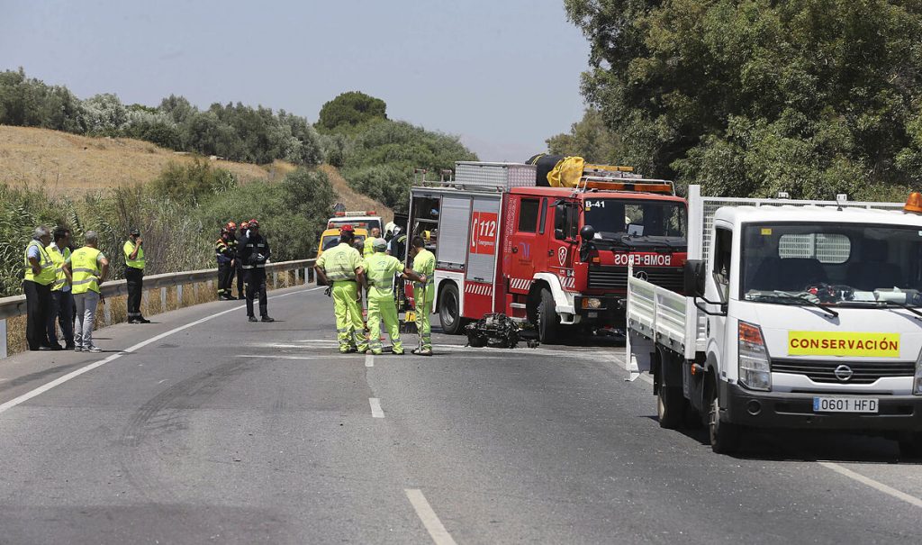 Un hombre murió en un accidente en Sevilla cuando la ambulancia que lo transportaba colisionó con un coche.
