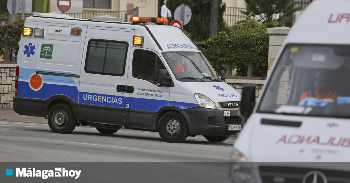Una mujer resultó herida en Málaga tras caerle encima la chimenea de un restaurante mientras circulaba en moto.