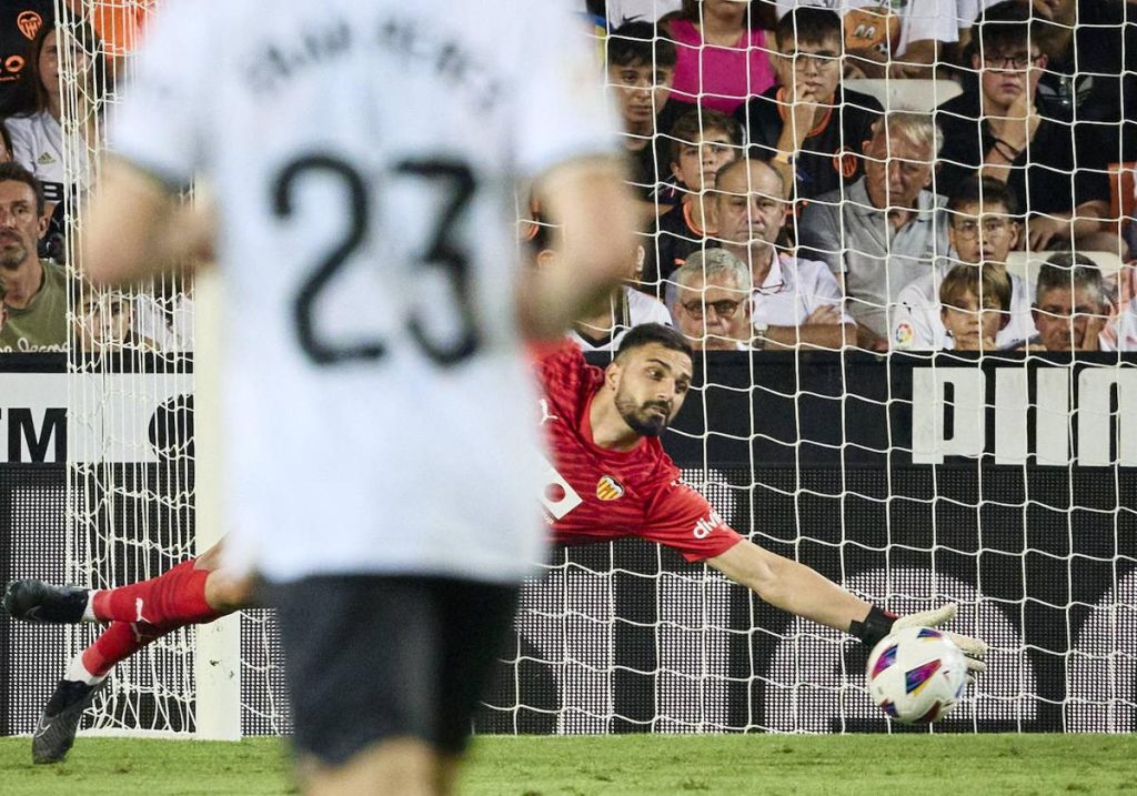 Valencia CF: Mamardashvili vence a Cañizares en Valencia