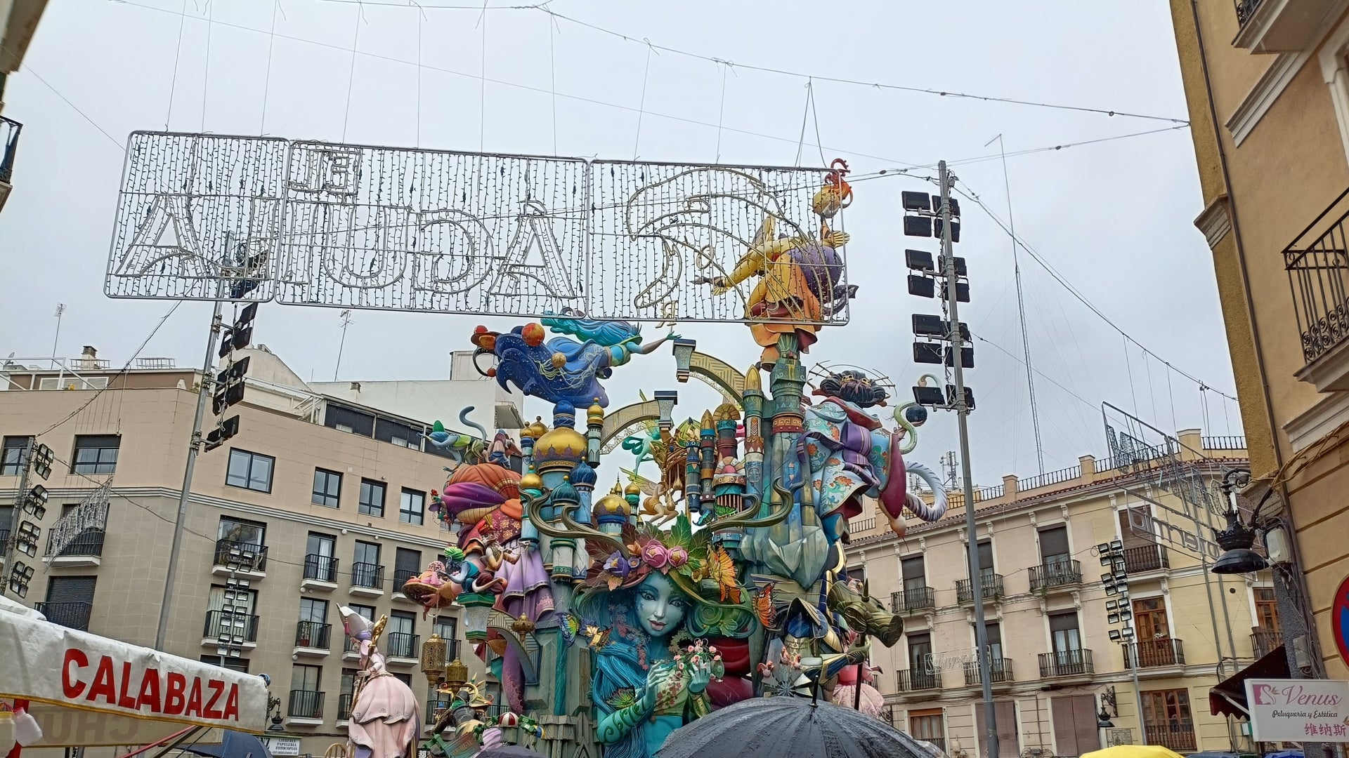 Valencia fallas weather | La lluvia no frena la energía fallera en Valencia