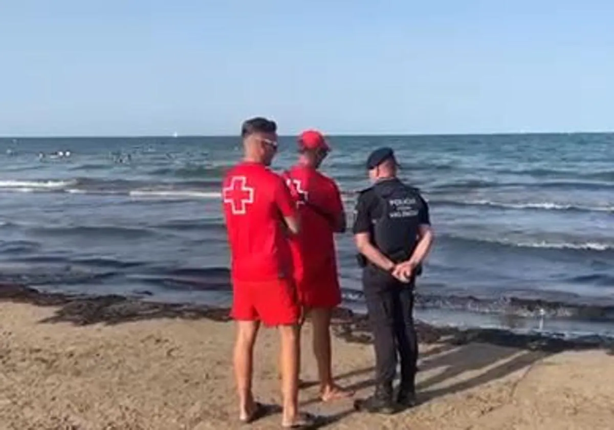 Vertido en la playa del Cabanyal de Valencia | Un vertido en la playa del Cabanyal desata la alarma