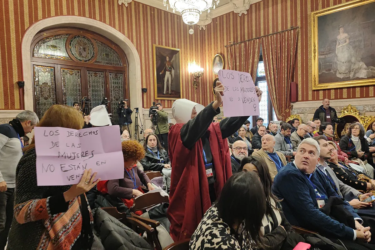 Vox consigue infiltrar su "catecismo" en el presupuesto del Ayuntamiento de Sevilla: menos fondos para la inmigración o los sindicatos y ayudas para las asociaciones antiabortistas.